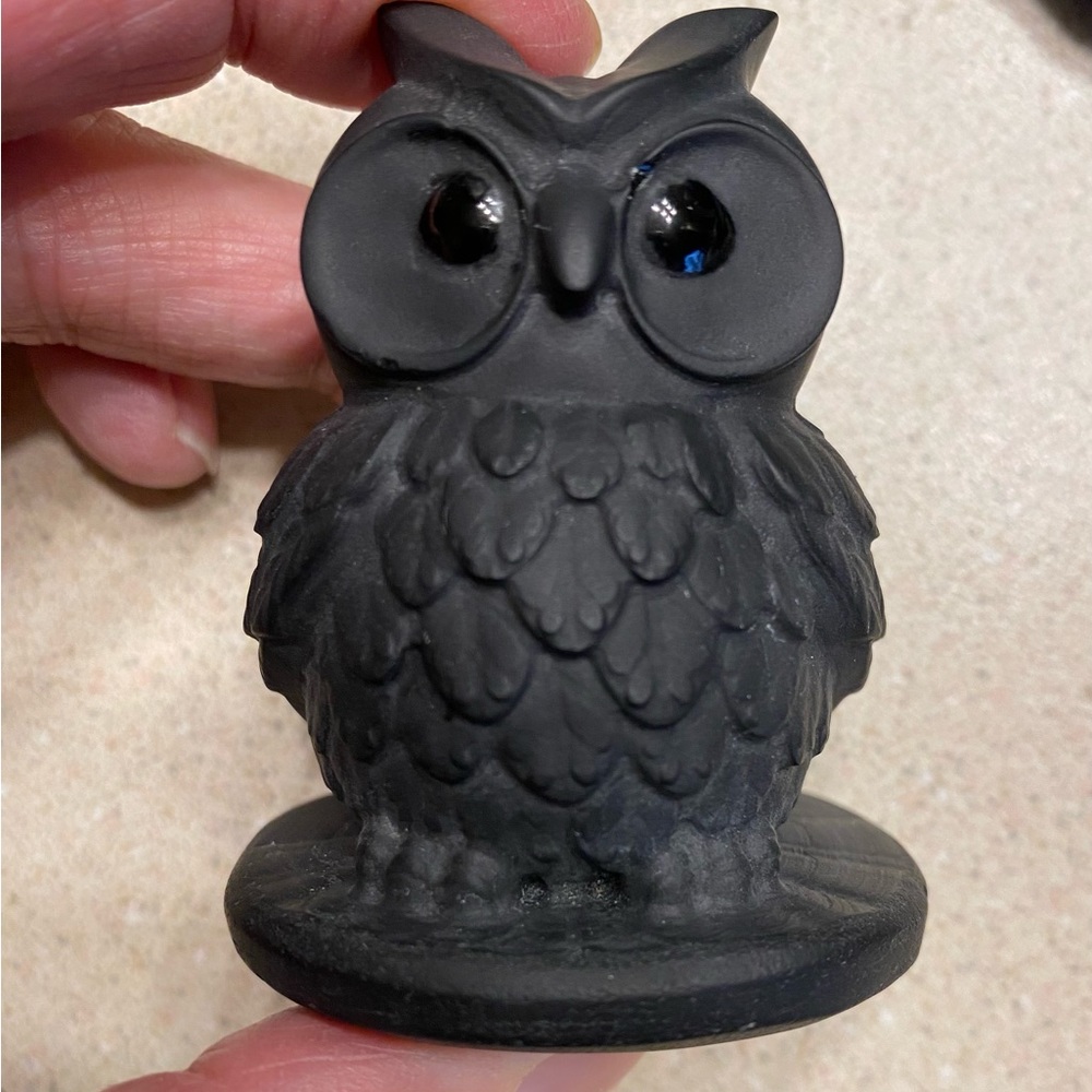 Black obsidian owl, approximately 2.5” high & base 2” across - Picture 7 of 9